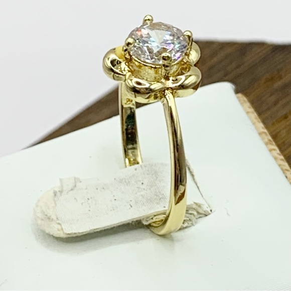 NEW gold plated sparkling flower solitaire cocktail ring sz 7 - Picture 3 of 10